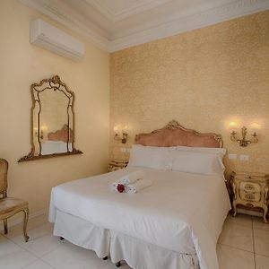 Camera con letto king size
