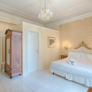Camera grande con letto king size